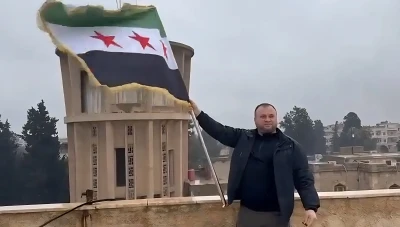 إعادة رفع العلم السوري فوق مقر الأمن الداخلي في القامشلي