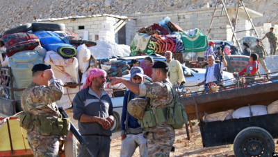 لبنان يرحل دفعتين جديدتين من اللاجئين السوريين