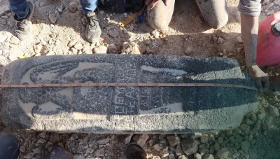 العثور على حجر أثري منحوت على شكل نسر في منبج