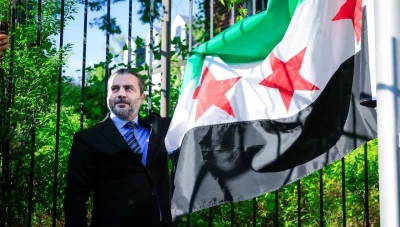 الشيباني يرفع العلم السوري فوق السفارة السورية في واشنطن