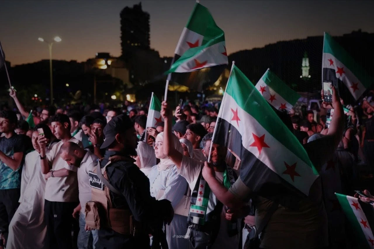 سوريون يحتشدون في الساحات انتظارا لخطاب الشرع