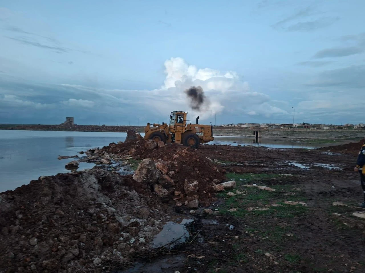 فرق الدفاع المدني السوري تواصل استجابتها لآثار المنخفضات الجوية