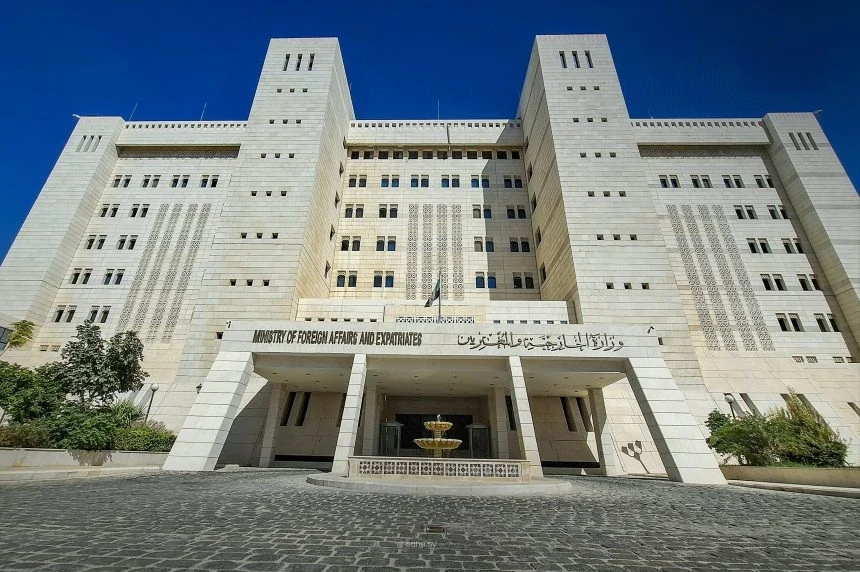 الخارجية والدفاع في سوريا تعزّيان بضحايا سقوط مروحية عسكرية قطرية