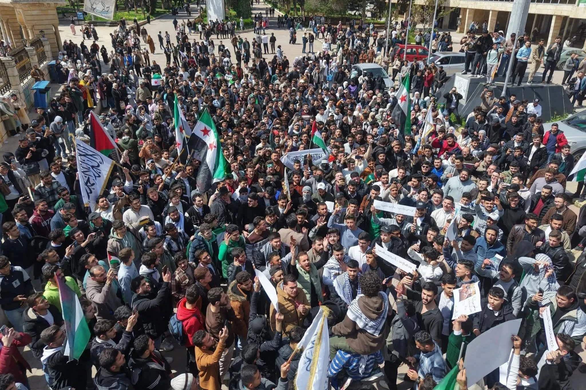 "أبو عبيدة" يشيد بمظاهرات السوريين المنددة بقانون الإعدام الإسرائيلي