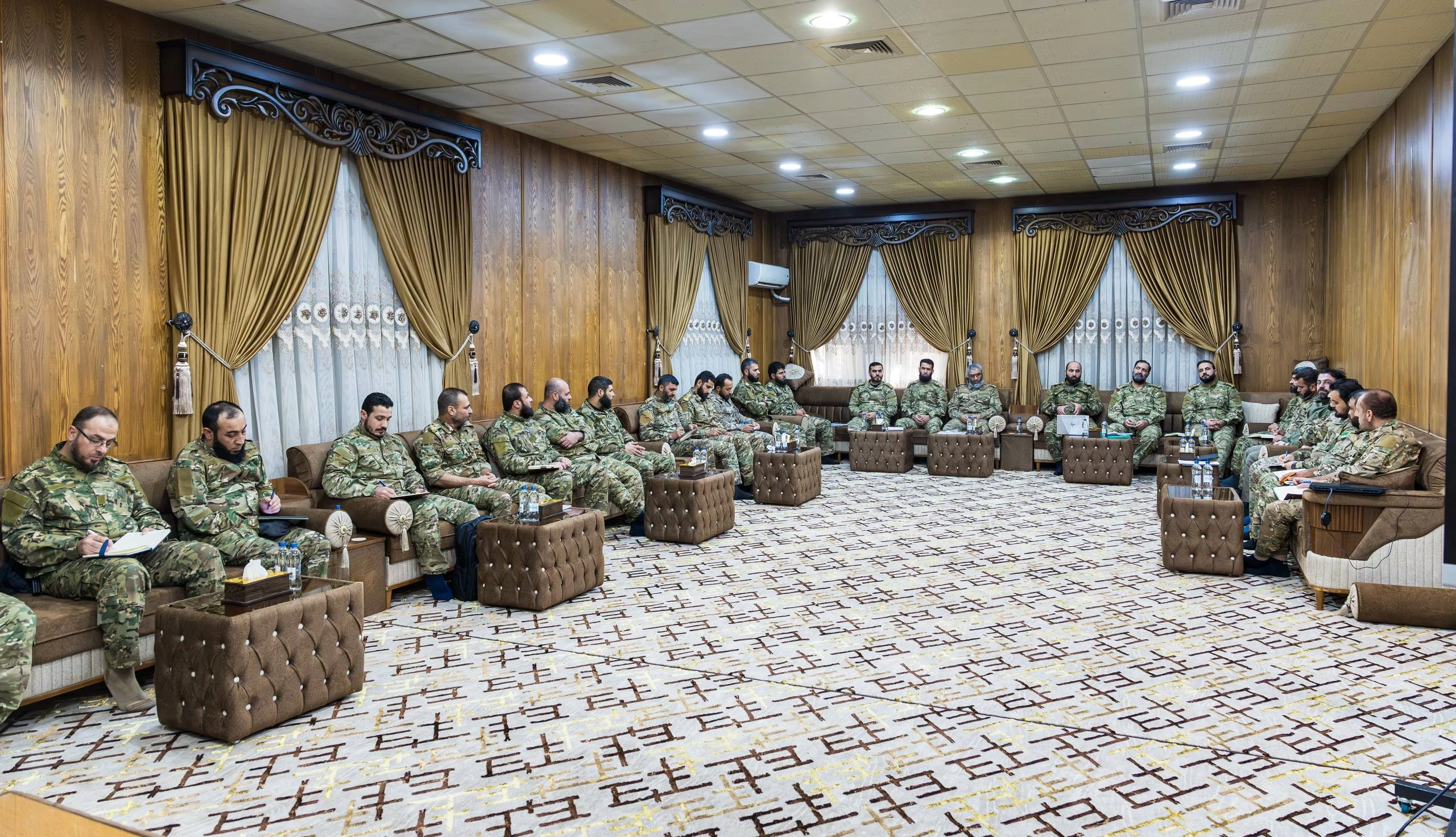 رئيس هيئة الأركان يعقد اجتماعاً موسعاً مع قادة الفرق لمتابعة الخطط العسكرية