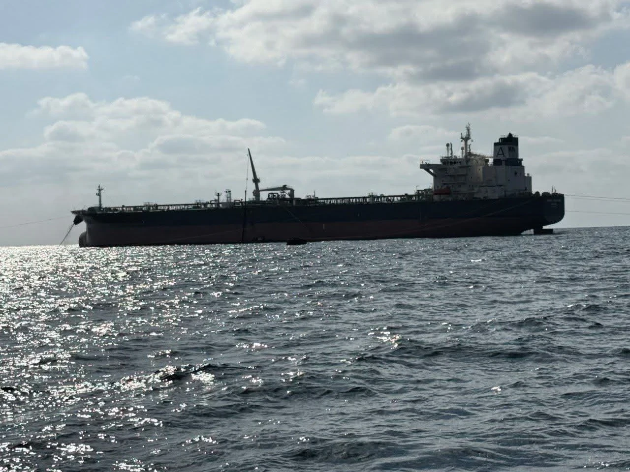 أول شحنة نفط سوري تُصدَّر من طرطوس بعد سنوات من التوقف