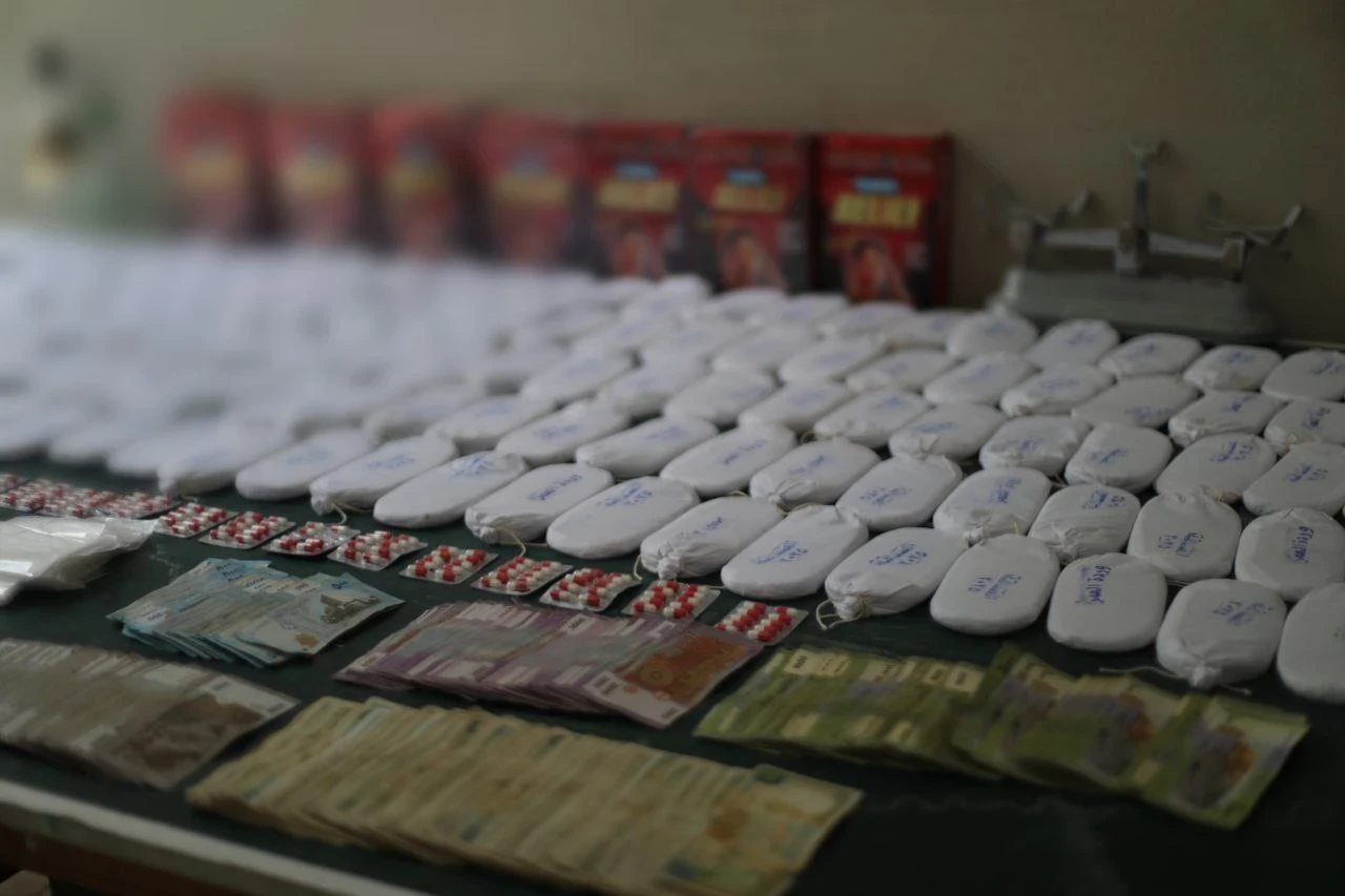 القبض على مروّج مواد مخدرة  بمنطقة البوكمال بريف ديرالزور