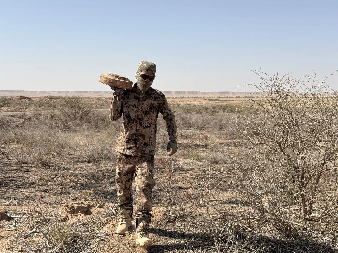 دير الزور تكشف عن حقل ألغام يضم أكثر من 5000 لغم قرب المطار