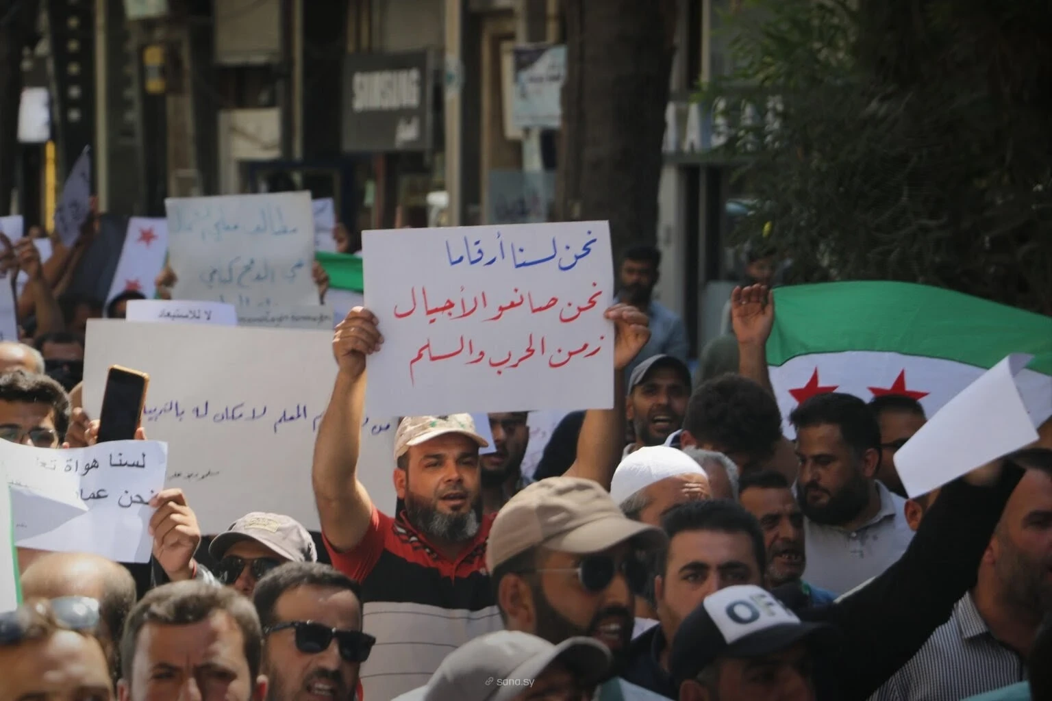 بعد احتجاجات.. تربية حلب تؤكد استمرار جميع المعلمين في عملهم