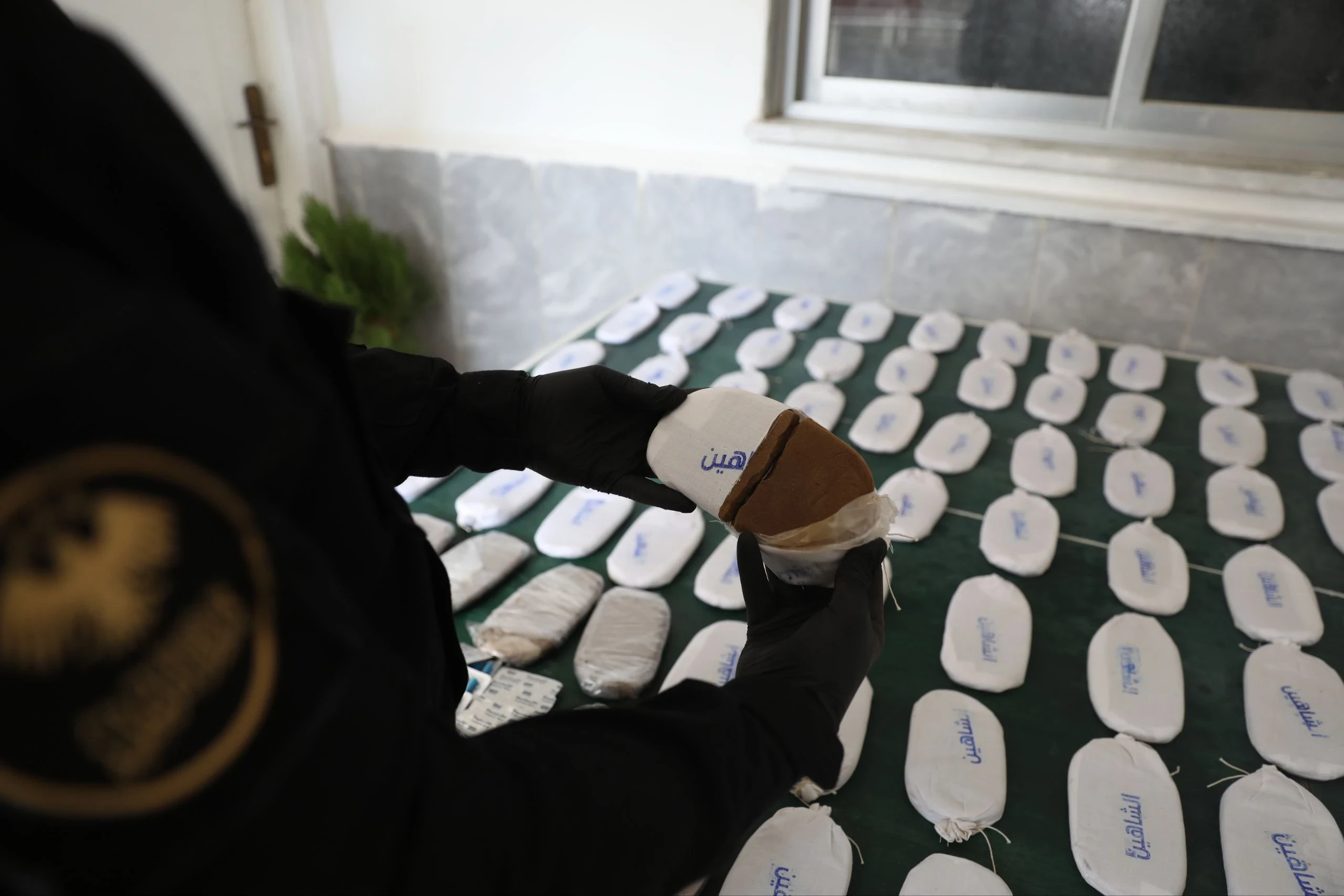 تفكيك شبكة مخدرات وضبط مواد ممنوعة في دير الزور