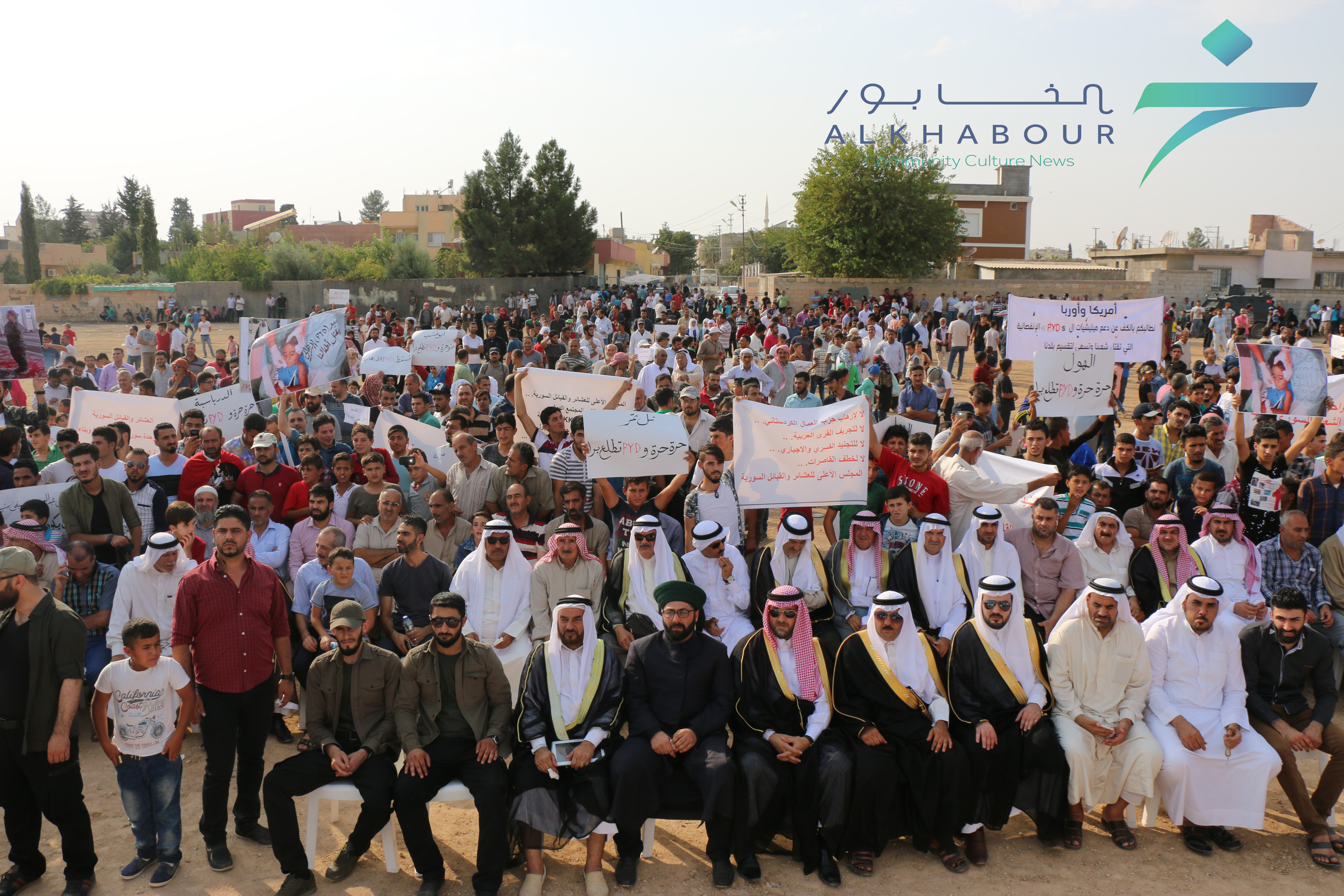 المهجرون السوريون يرفضون فدرالية ب ي د بمظاهرة حاشدة في رأس العين التركية