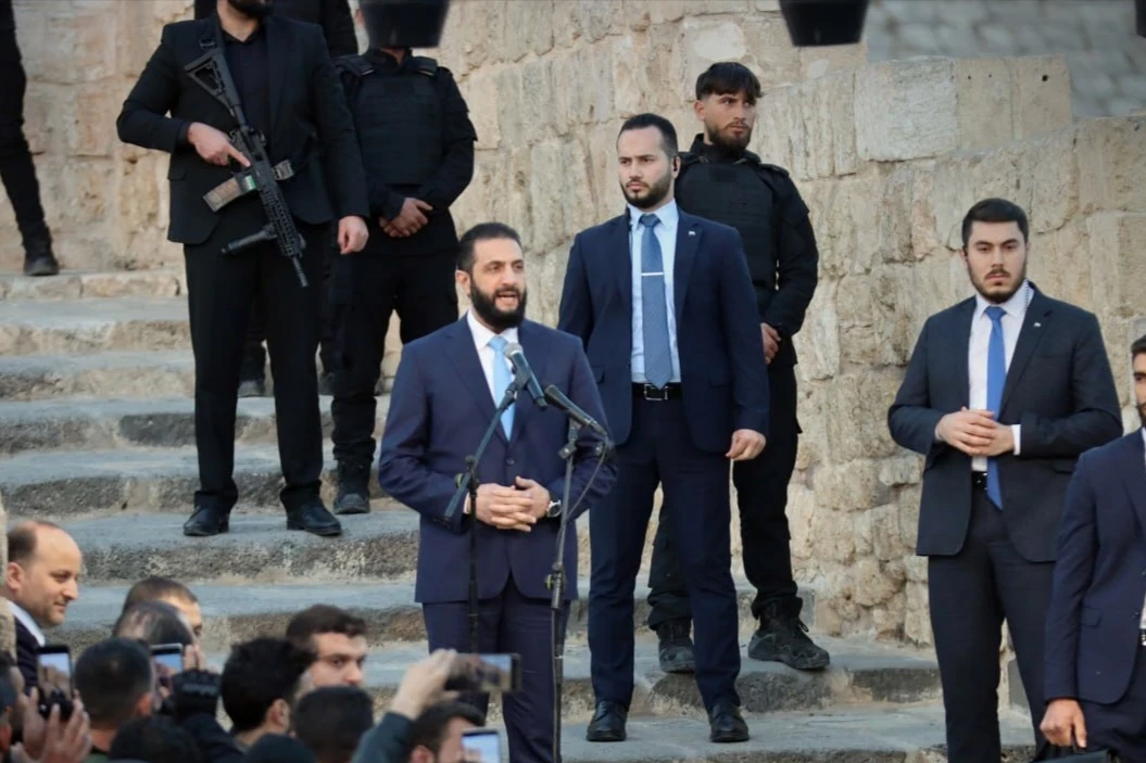 الشرع من حلب.. مؤسسات الدفاع والاقتصاد السورية غير قابلة للتجزئة