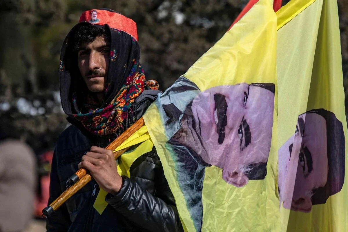 صحيفة تركية: أوجلان دعا "قسد" للاندماج في الجيش السوري