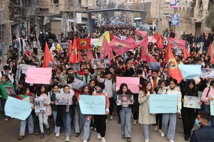 شبيبة "ب ي د" تتظاهر ضد الحكومة السورية في حلب