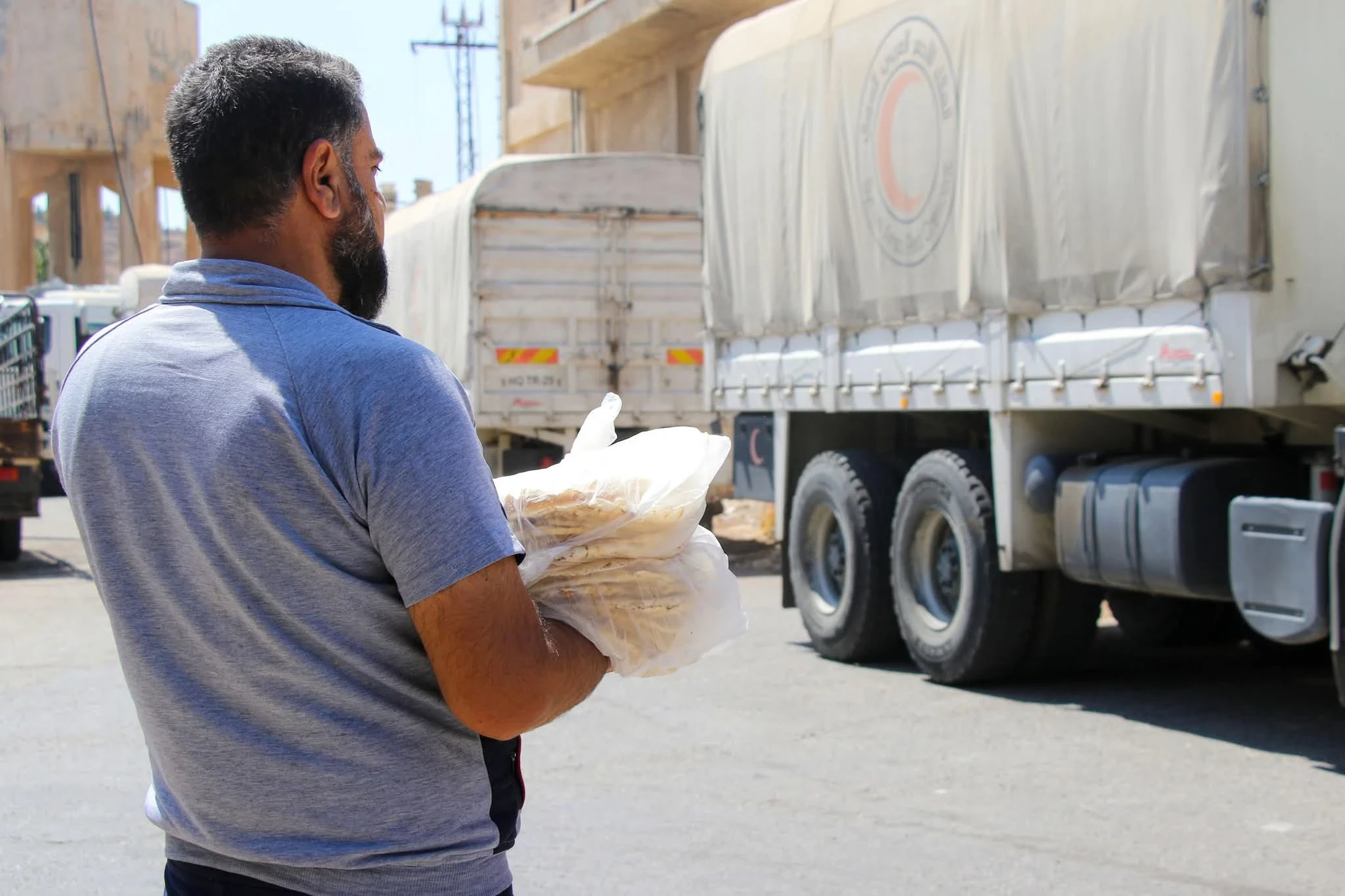 الهلال الأحمر يرفد السويداء بـ 450 طناً من الطحين بدعم دولي