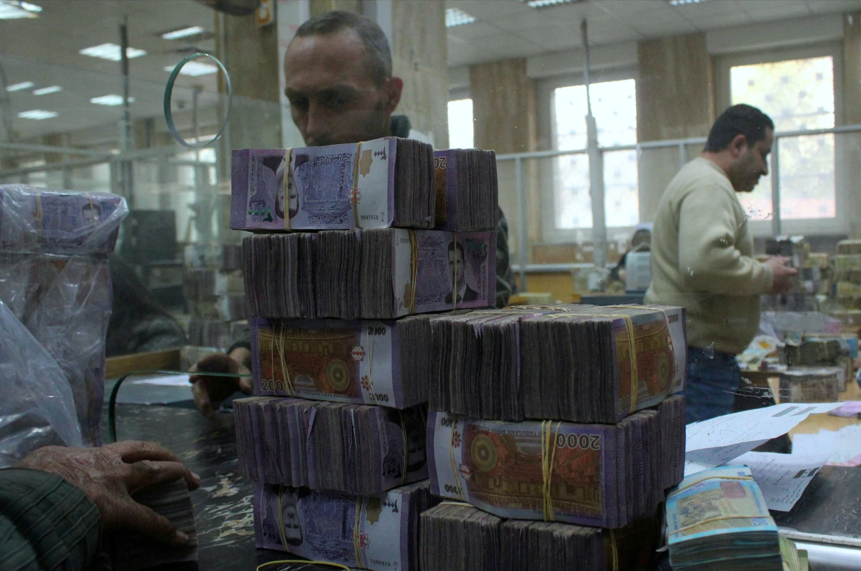 هل تُنهي العملة السورية الجديدة مشكلة التزوير وغسيل العملات..مسؤول اقتصادي يجيب