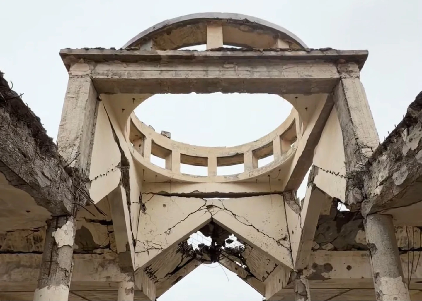 الرقة: "ب ي د" يحول كنيسة في الطبقة إلى ورشة لتفخيخ المسيّرات