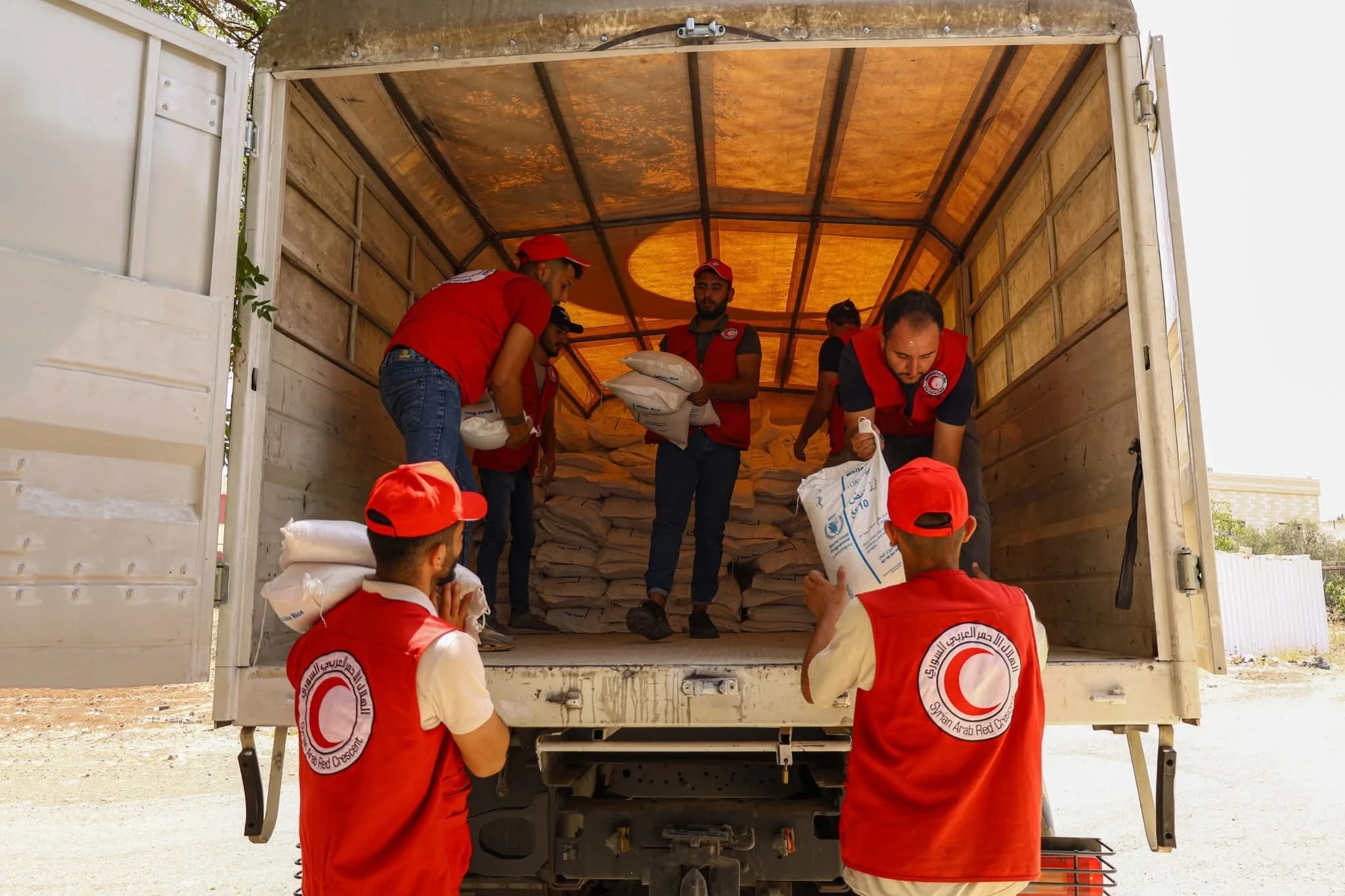 الهلال الأحمر السوري يواصل إيصال المساعدات إلى السويداء ودرعا