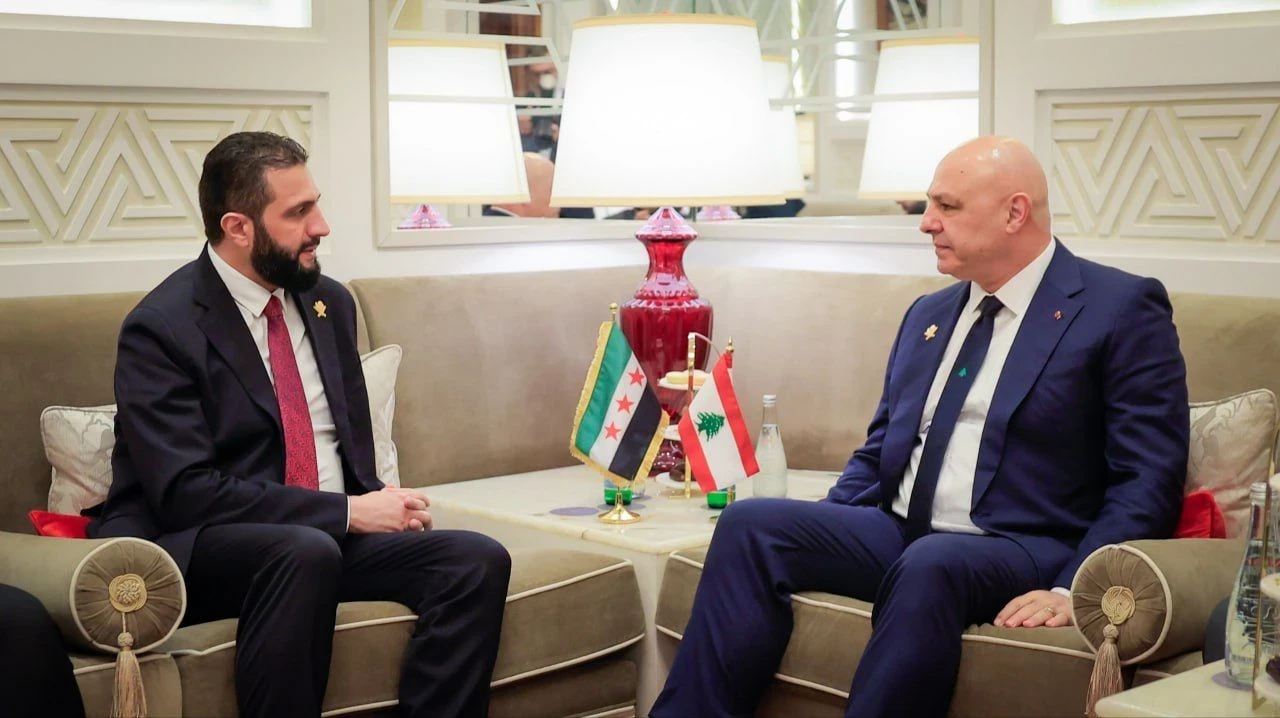 الشرع وعون يبحثان ملفات الأمن والاقتصاد واللاجئين خلال لقاء بالدوحة