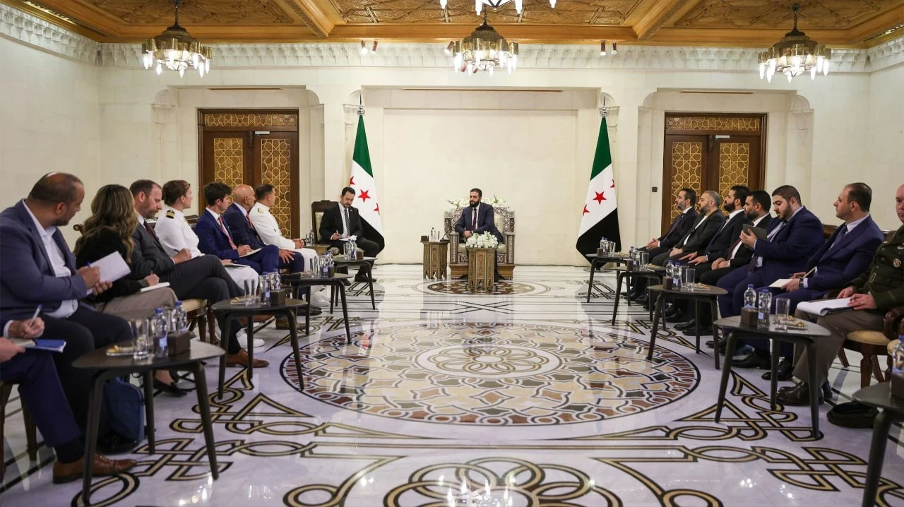 بعيداً عن مناطق "ب ي د"..قائد القيادة المركزية الأمريكية يلتقي بالشرع في دمشق