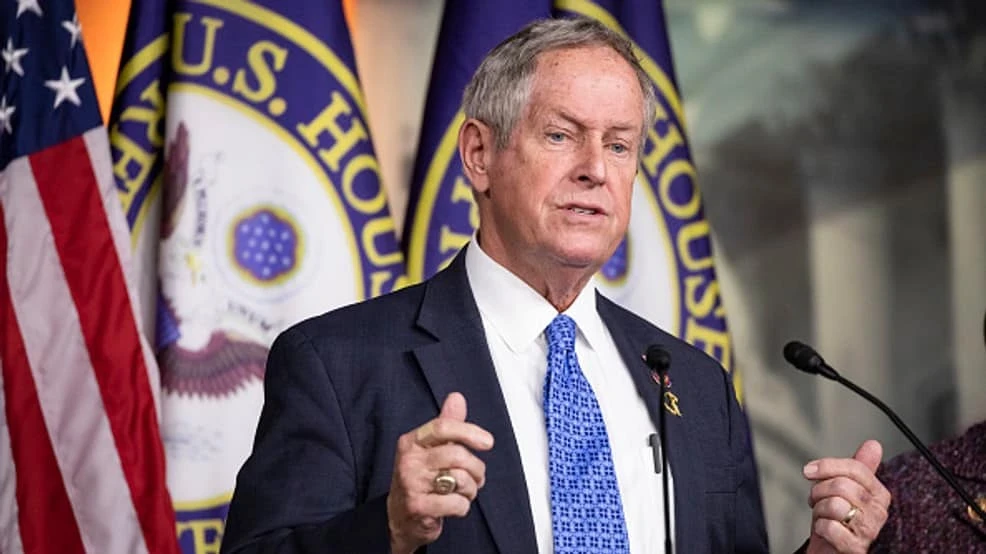 سيناتور أمريكي بارز يدعو إلى إلغاء قانون قيصر ضد سوريا