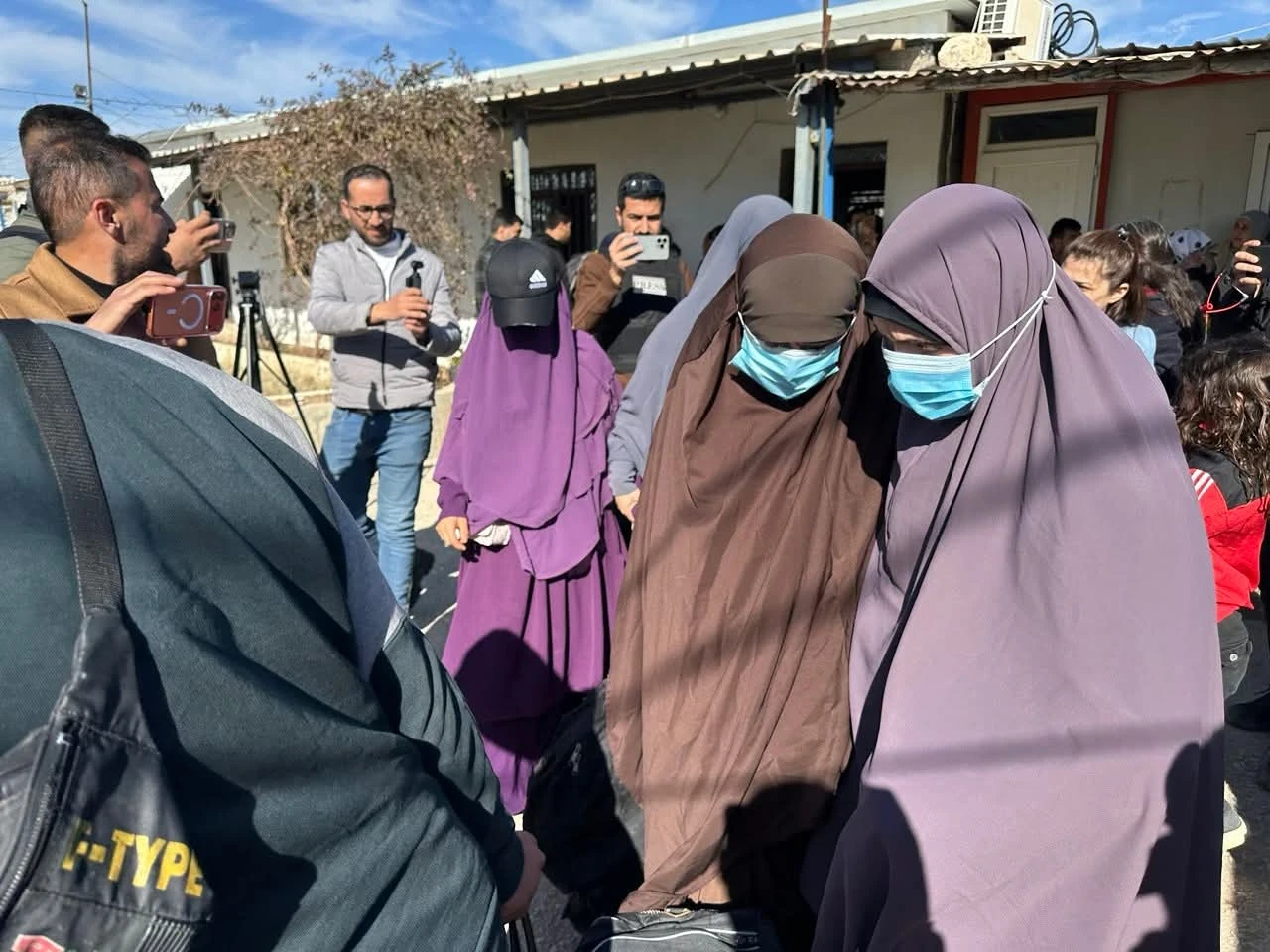 تمهيداً لإعادتهم إلى أستراليا… 34 امرأة وطفل يغادرون مخيم روج بالحسكة