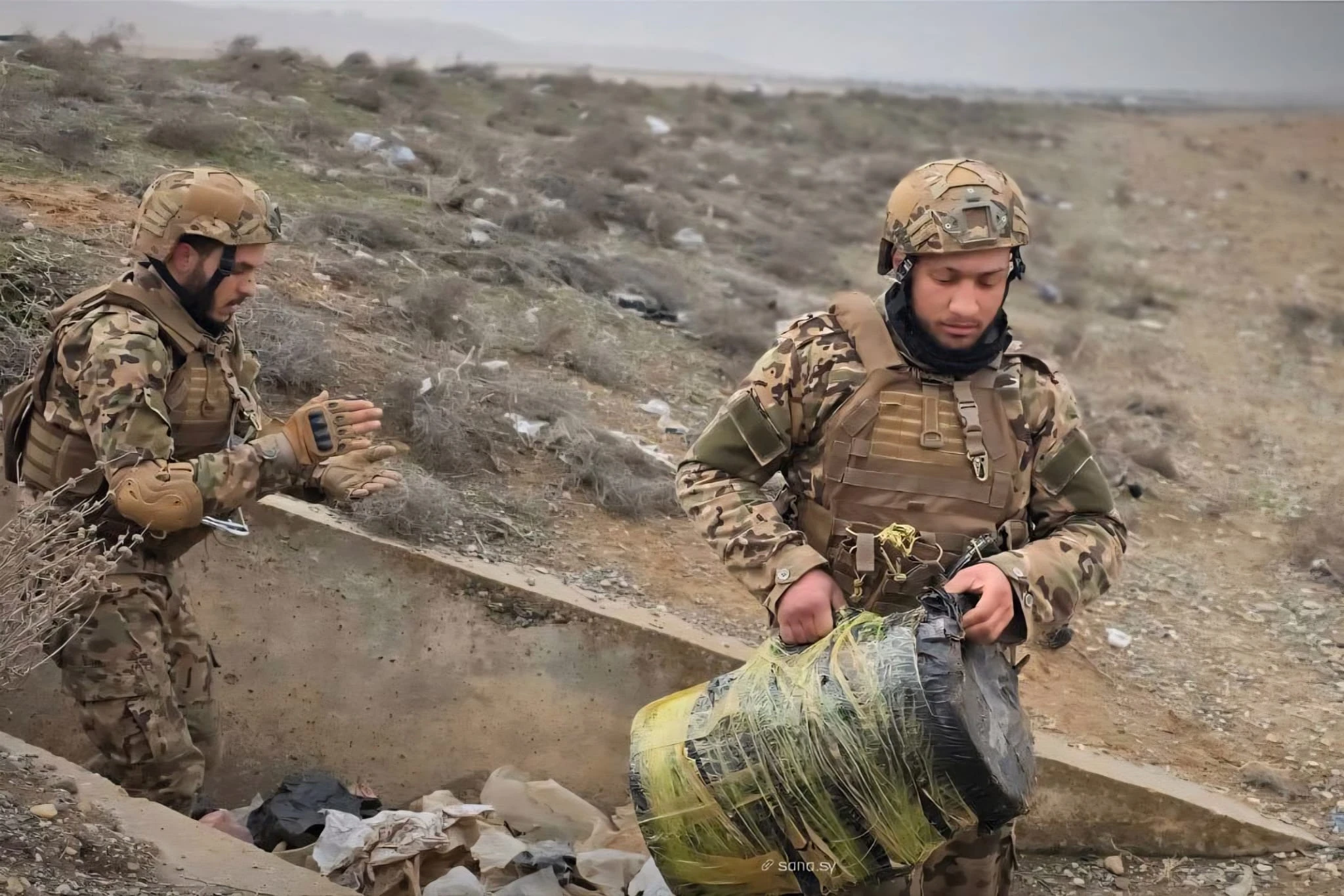 الجيش السوري يفكك متفجرات ضخمة زرعتها “قسد” في ريف حلب والرقة